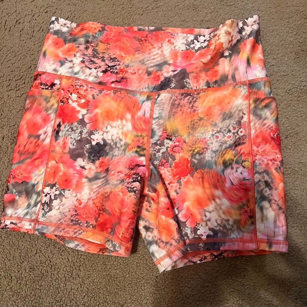 Athleta Salutation stash pocket 5” shorts size large